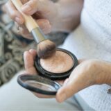 メイクでは隠せないほうれい線は土台から整える