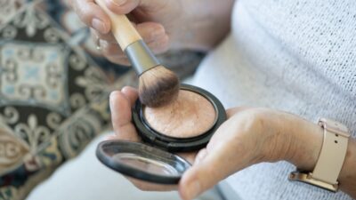 メイクでは隠せないほうれい線は土台から整える